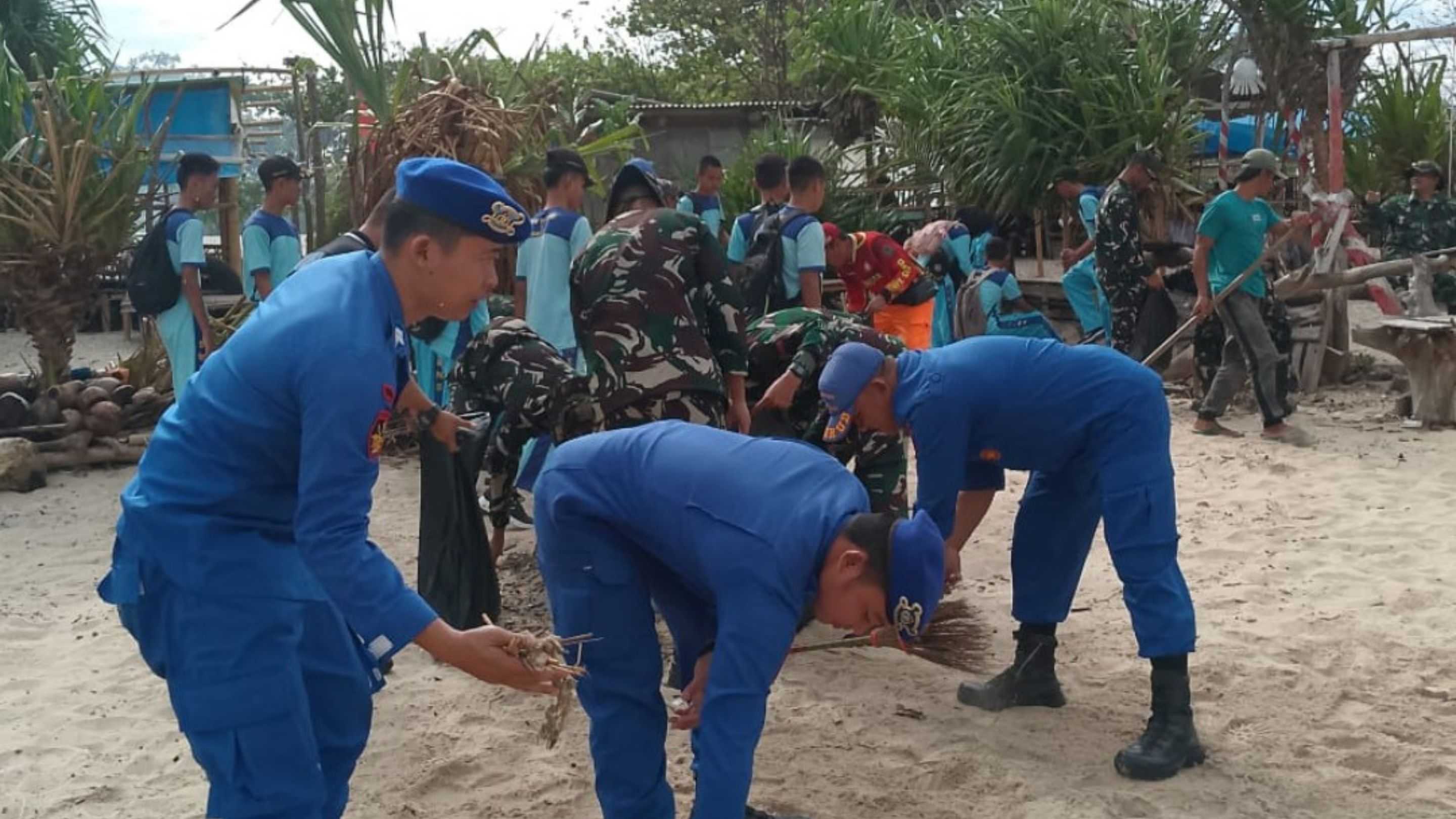 Kolaborasi TNI, Polri, dan Warga Warnai Aksi Bersih-bersih Pantai di Garut